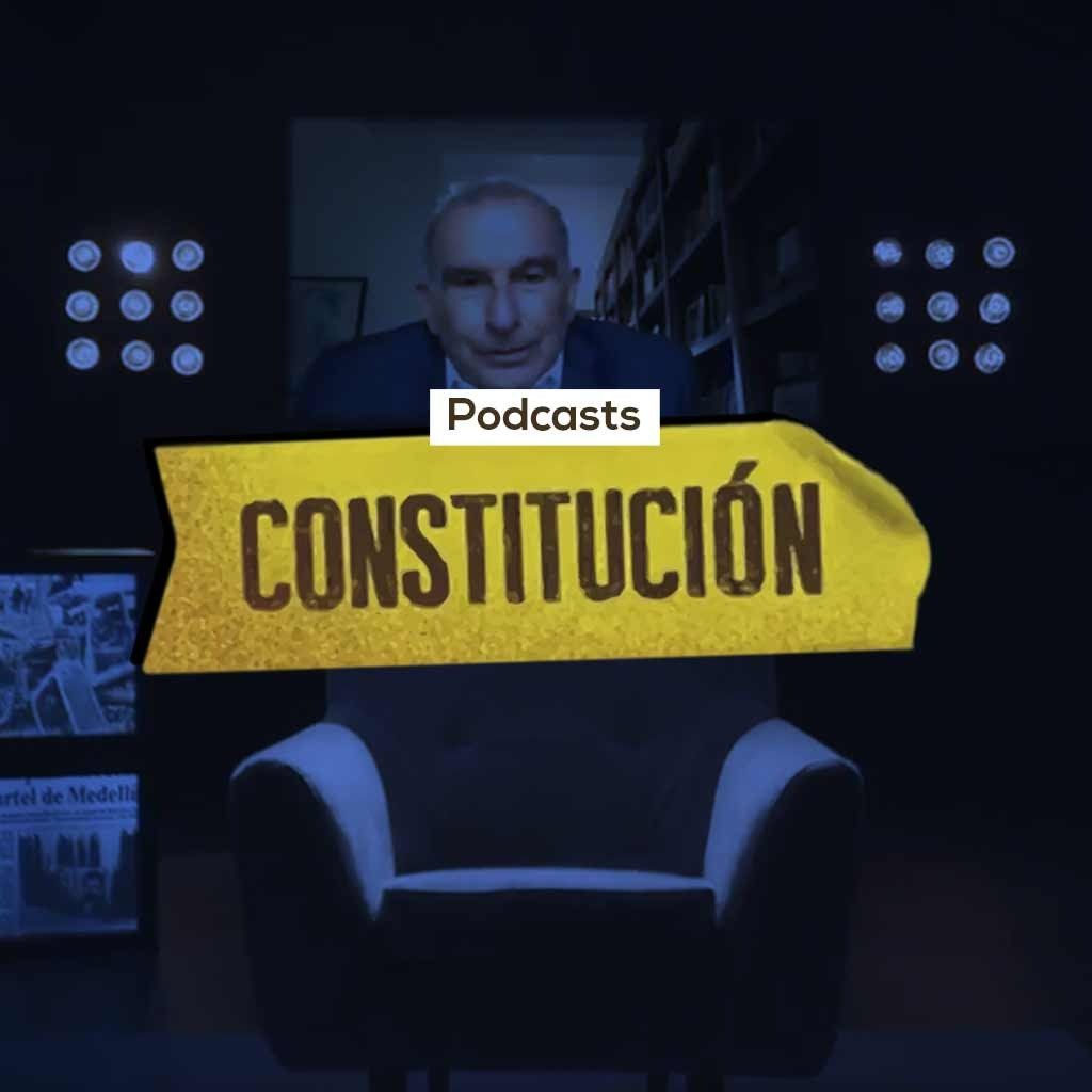 hombre al respaldo de un sofá