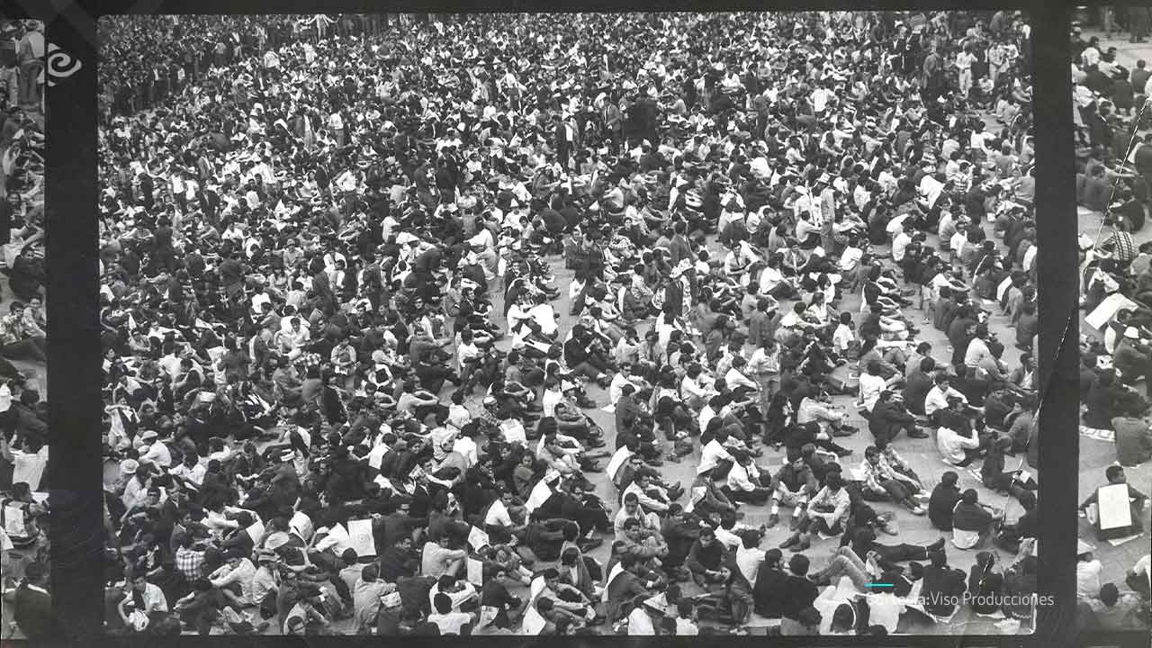 Imagen de archivo fotográfico de multitudes.