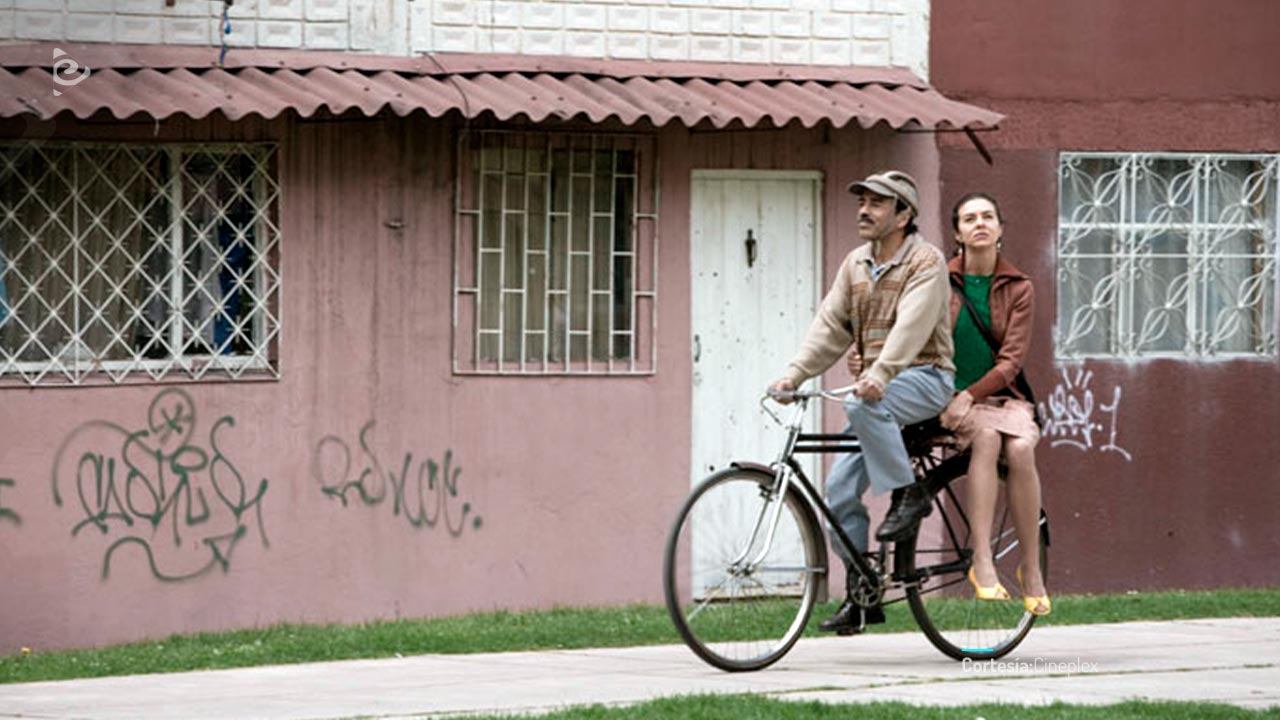 García llevando a su mujer.