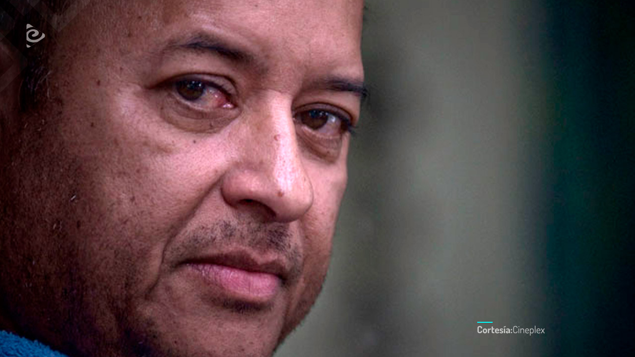 Gómez preparando algo.