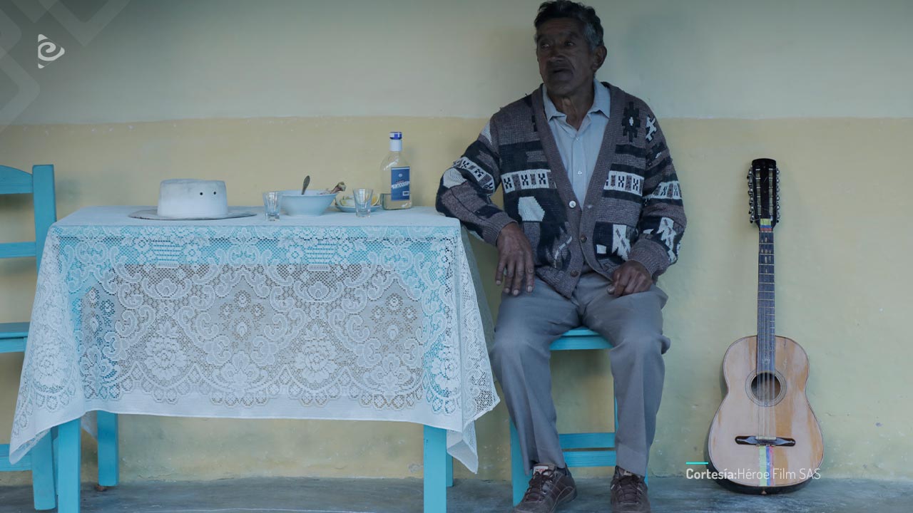 Don Octavio tomándose un trago.