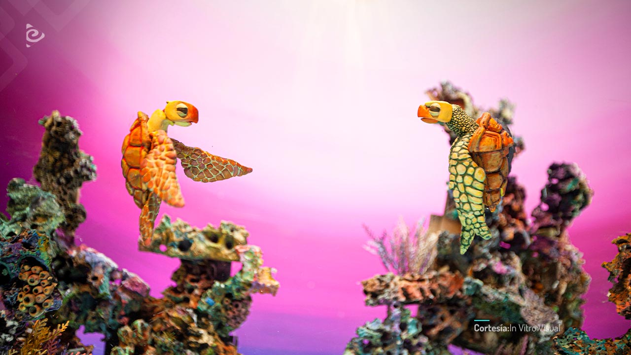 Dos tortuguitas en el mar.