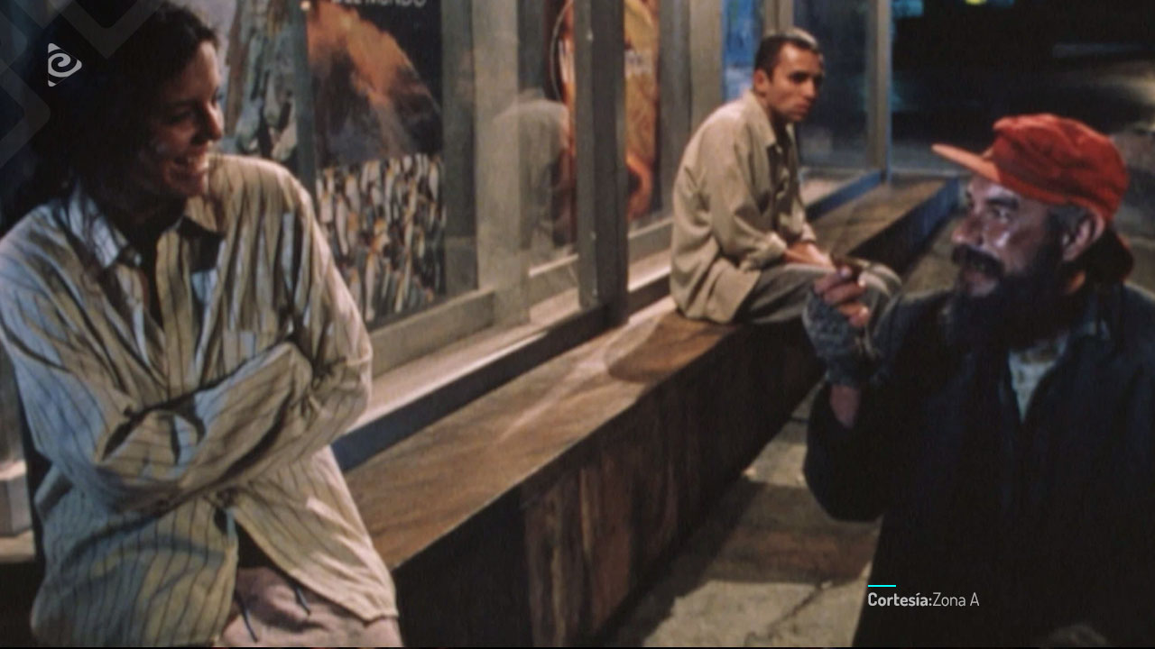 Paulina y su pareja en las calles de la ciudad.