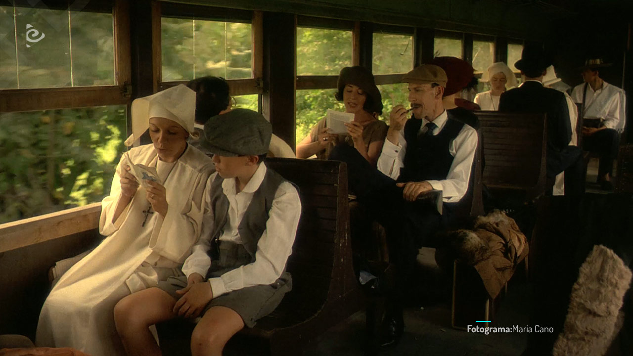 María Cano charlando sus proyectos en el tren.