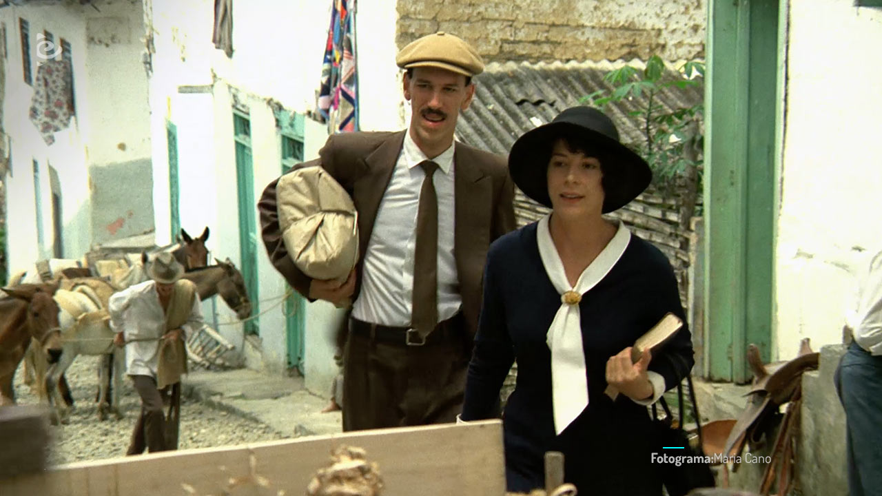 María Cano caminando acompañada por las calles.
