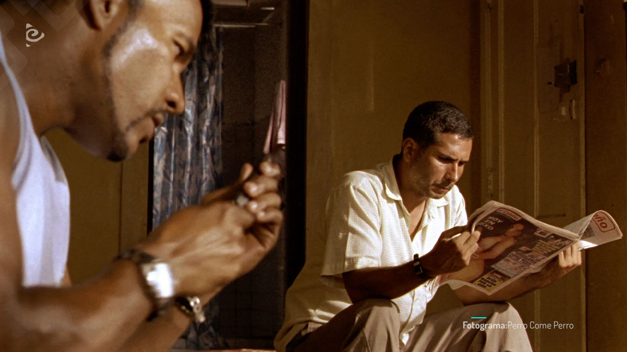 Victor leyendo una revista. 