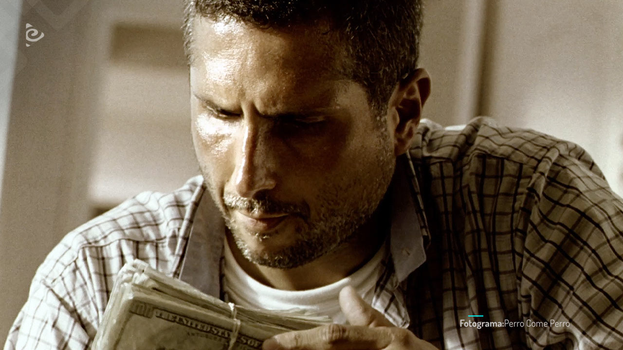 Victor con dólares en la mano.