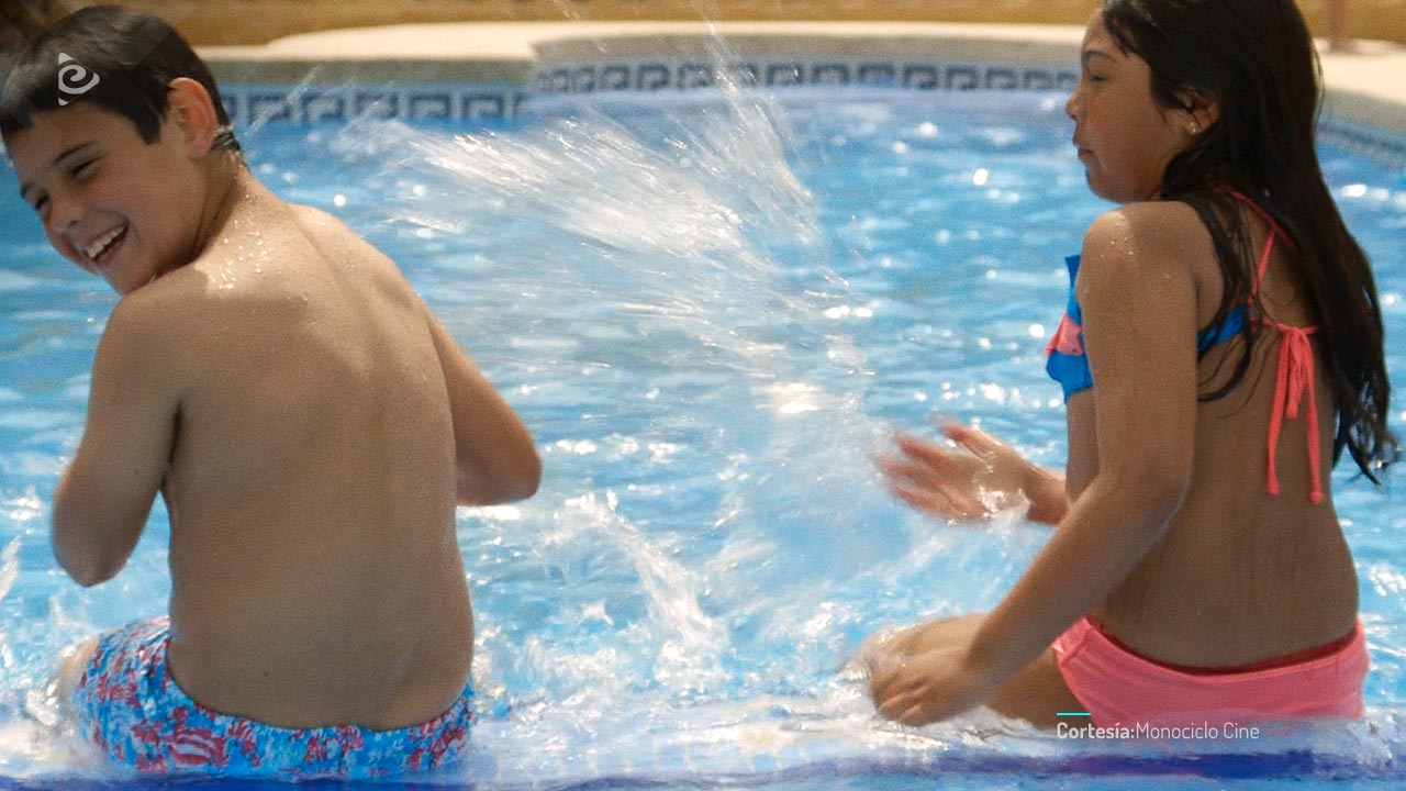 Jugando en la piscina. 