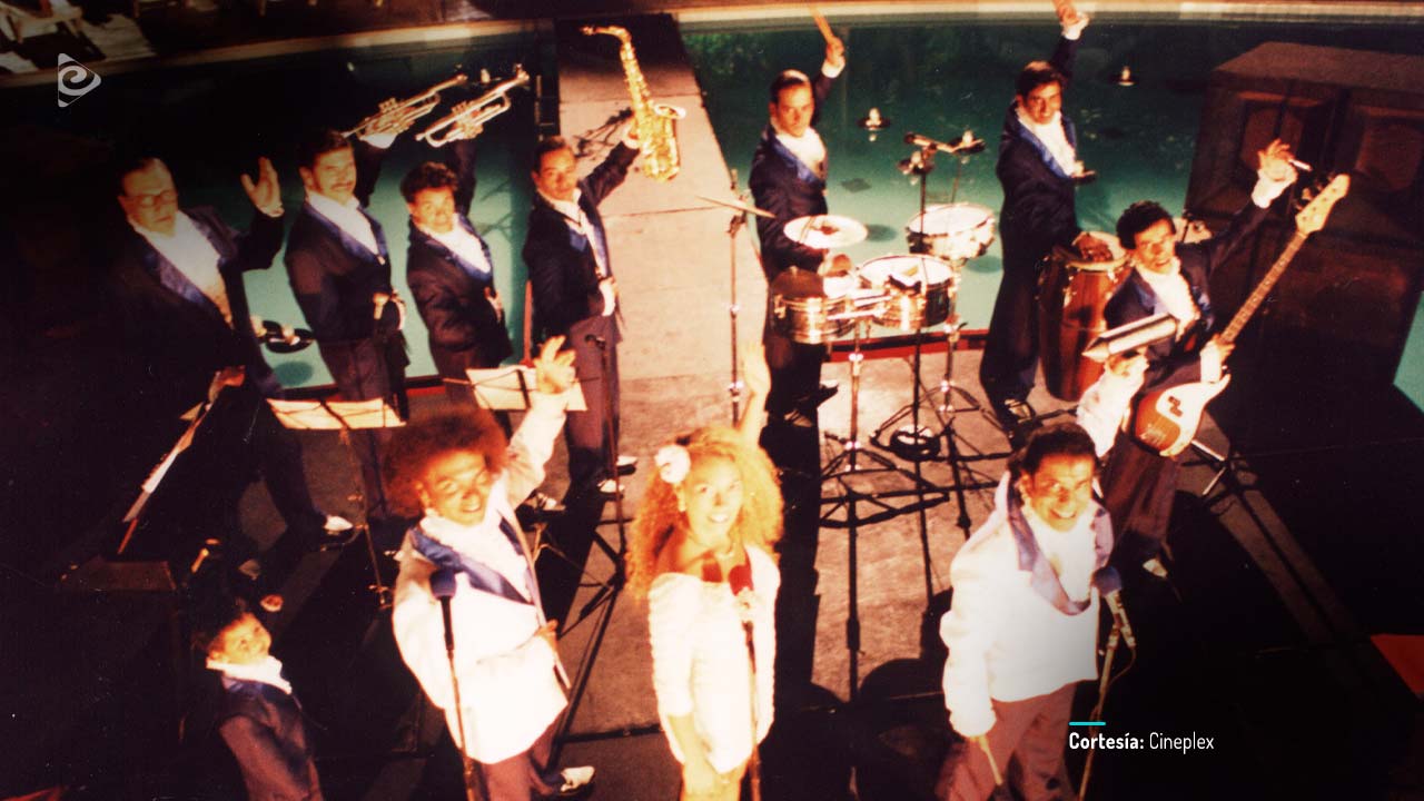 Al son de la orquesta.