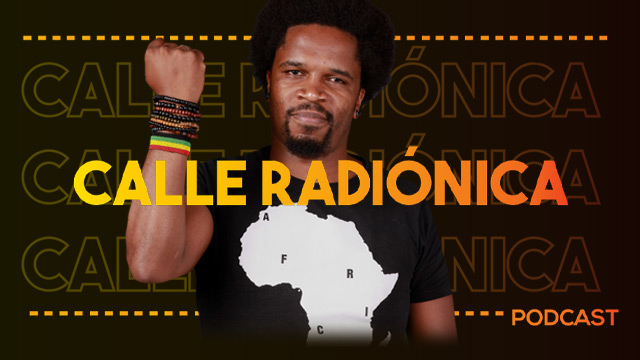 Hombre afro levantando su mano derecha