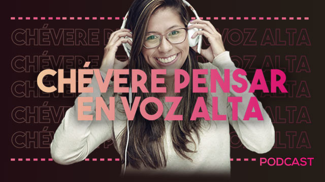 Locutora sonriendo tocando sus audífonos