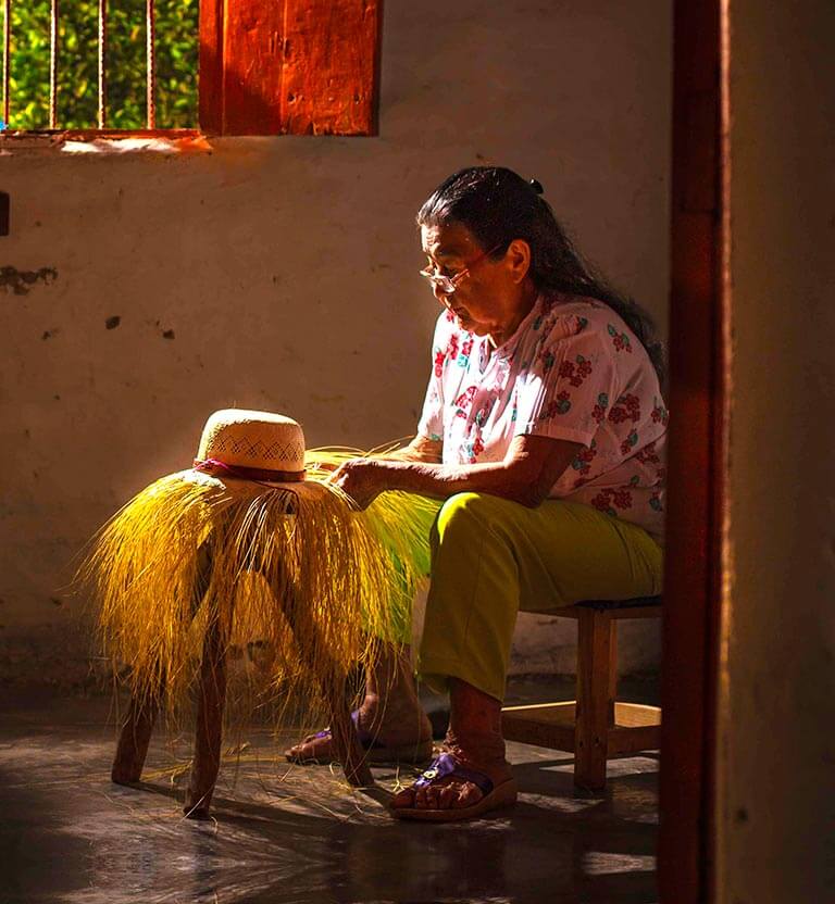 Mujer tejiendo un sombrero - Alma del sur