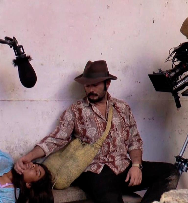 Hombre sosteniendo la cara de una mujer - Buscando al animal