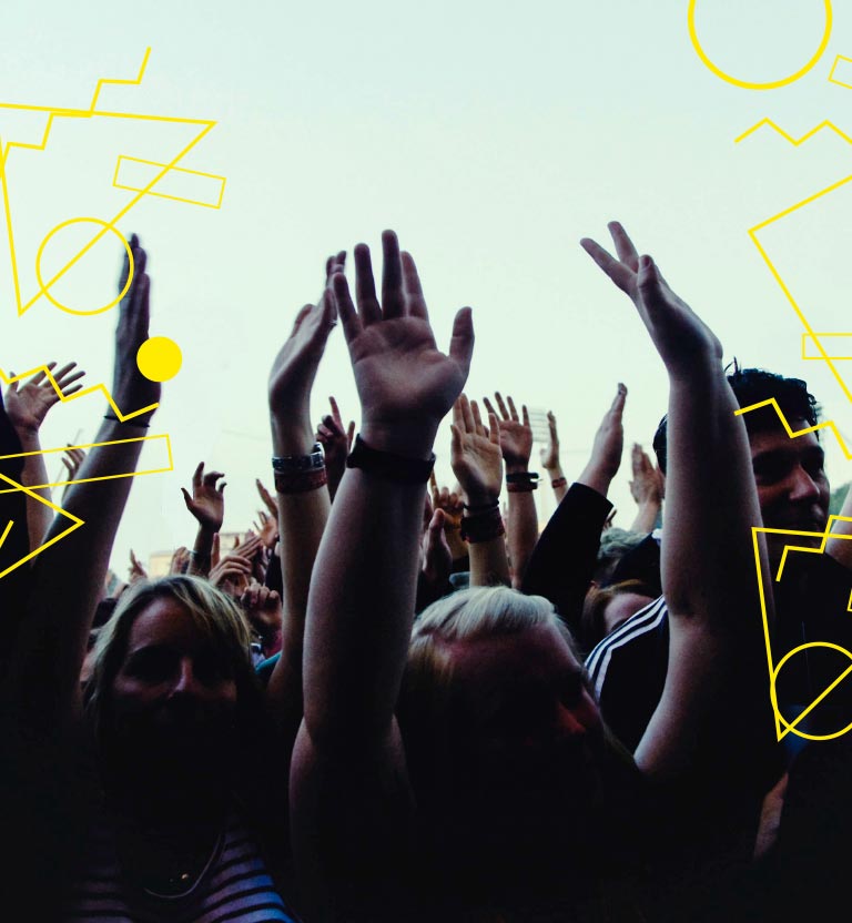 Manos alzadas en concierto en vivo