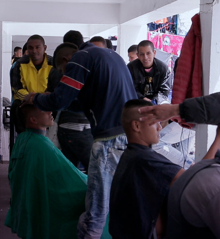 Peluquería dentro de la cárcel modelo de Bogotá Modelo Estéreo cortometraje documental