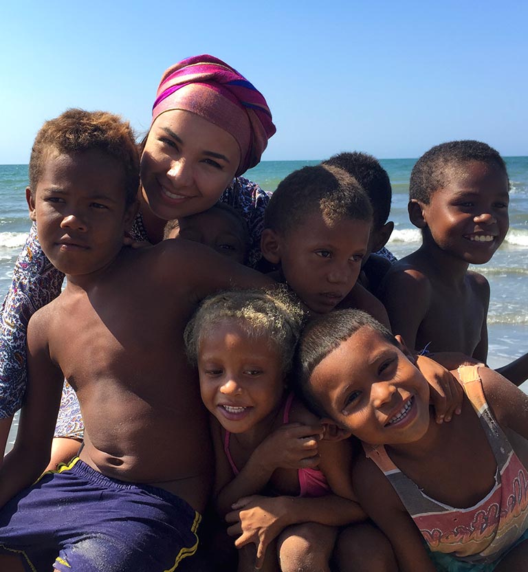 Una mujer y niños en el mar