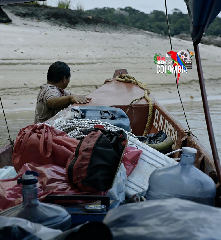Un hombre frente a una canoa - Del otro lado
