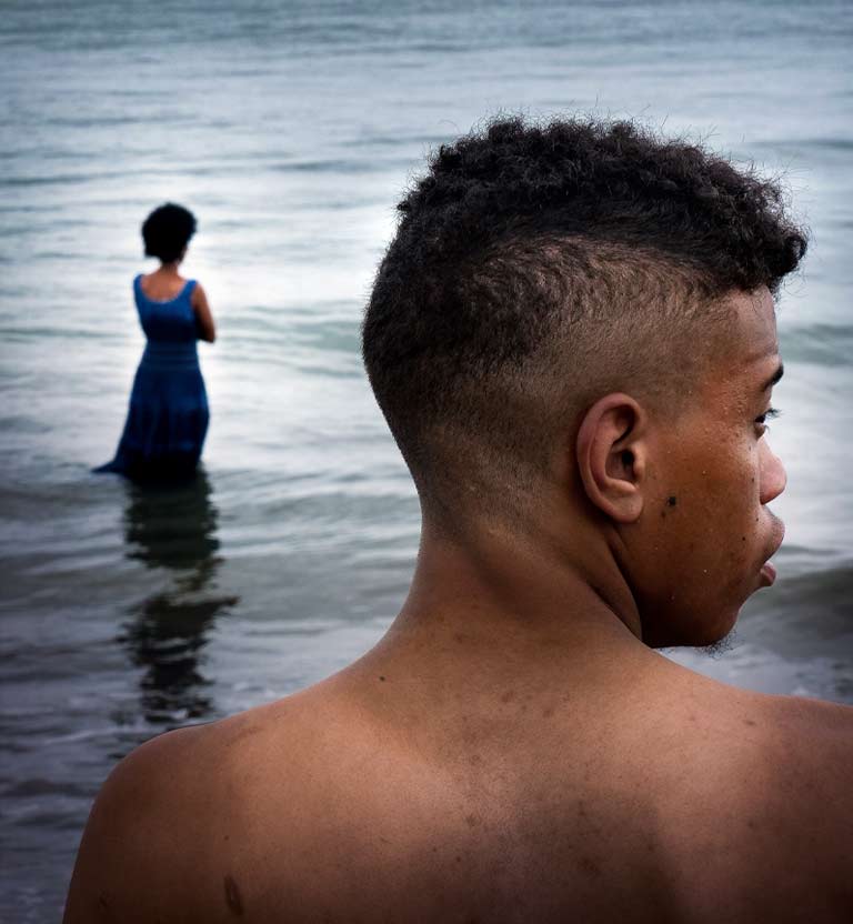 hombre afrodescendiente adulto junto a una mujer afrodescendiente adulta en el mar