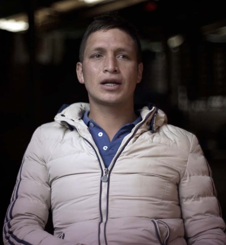 Hombre joven mirando hacia el horizonte