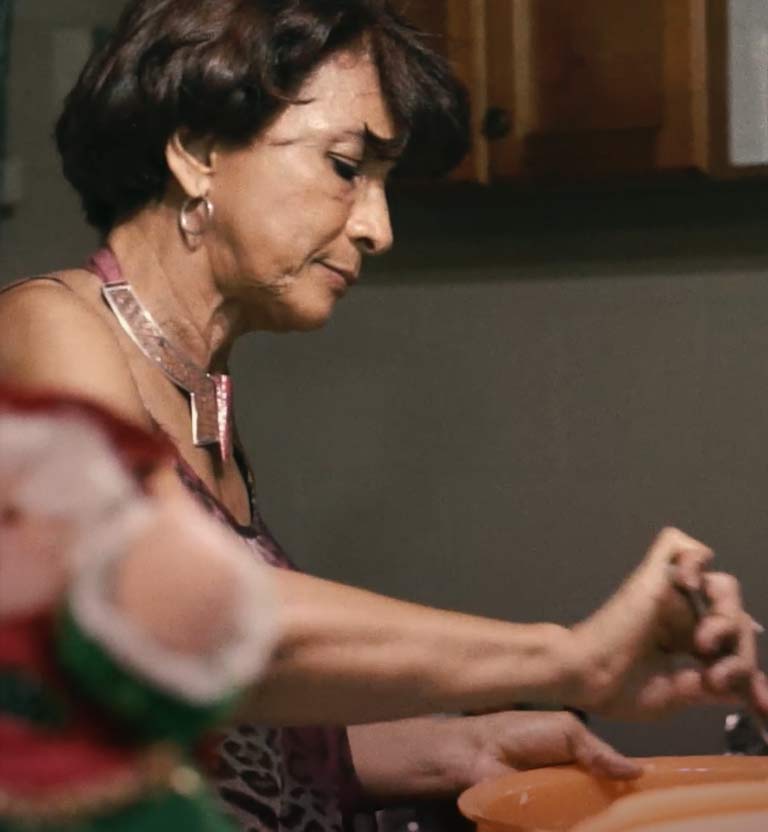 Mujer adulta cocinando documental No soy yo quien grita 