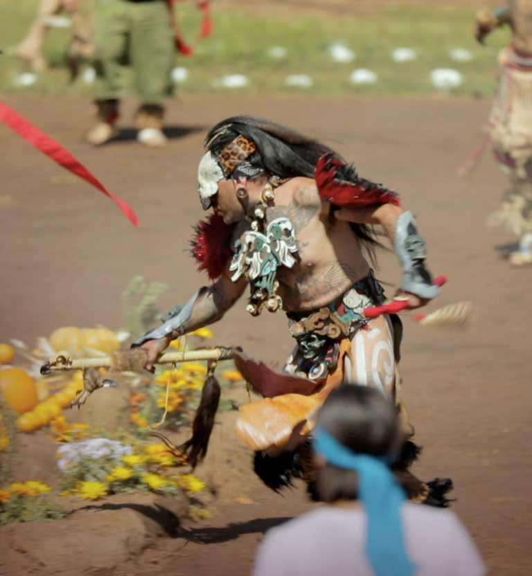 Indígena haciendo una ceremonia, ritual.