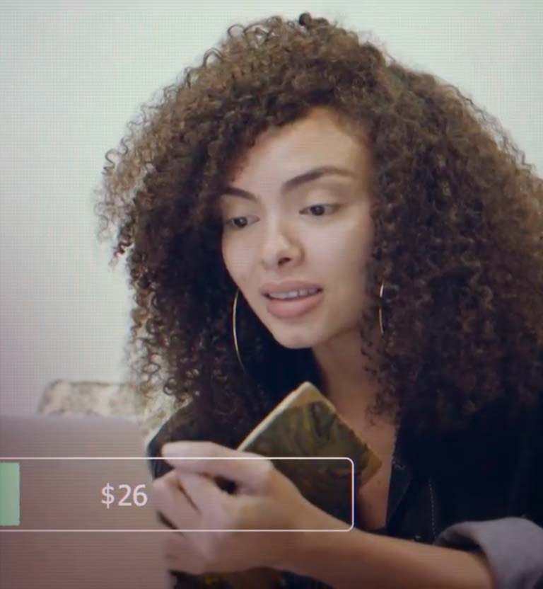 mujer afrodescendiente joven en una videollamada 