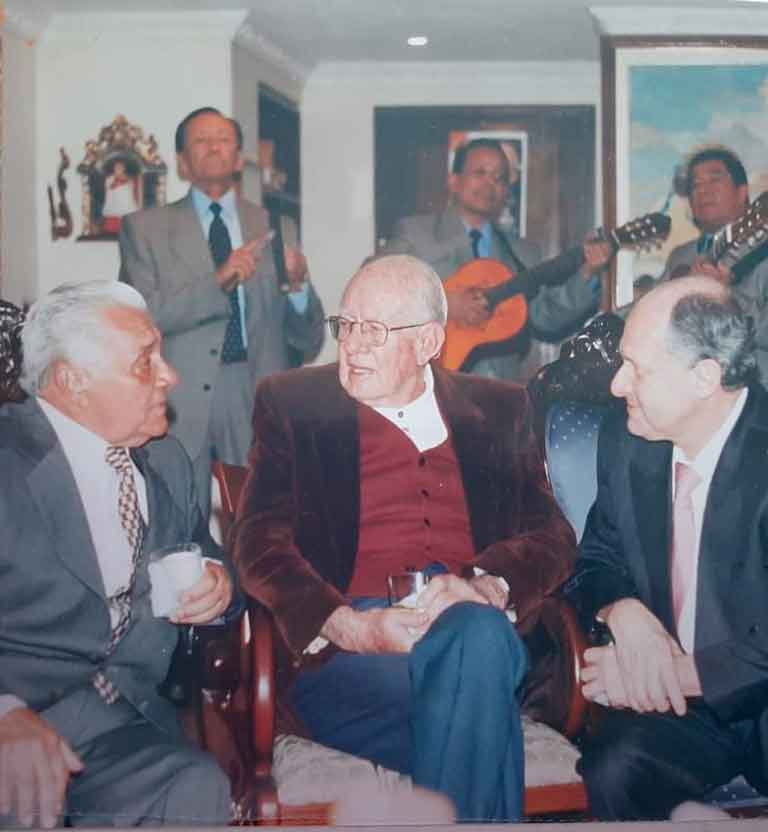 Reunión de adultos mayores acompañada por un grupo vallenato.