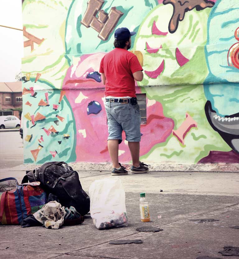 Grafitero frente a una pared serie documental Artecámara presenta