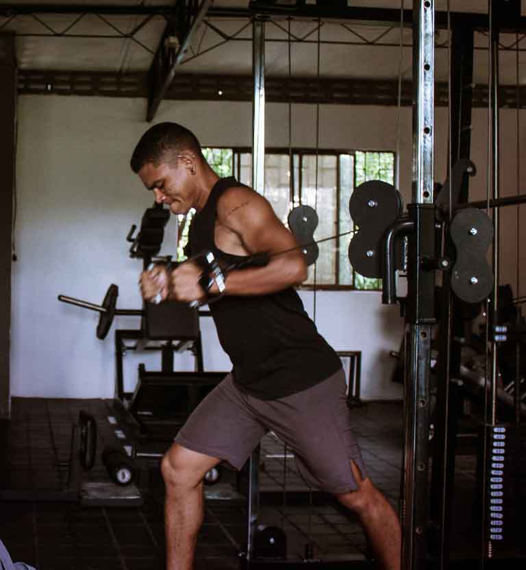 Hombre afro haciendo ejercicio en un gimnasio