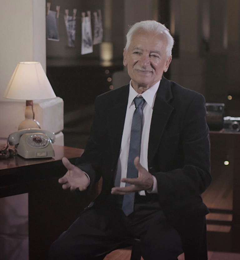 Enrique Santos sonriendo con las manos abiertas El hombre detrás de la noticia