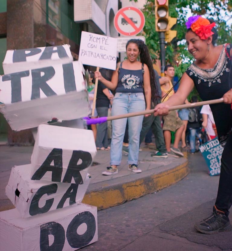 Mujeres marchando en las calles en contra del patriarcado En el nombre del pueblo serie documental