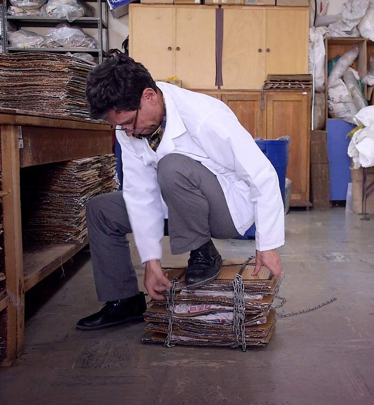 Profesor haciendo presión sobre unos cartones Homo Botanicus película documental