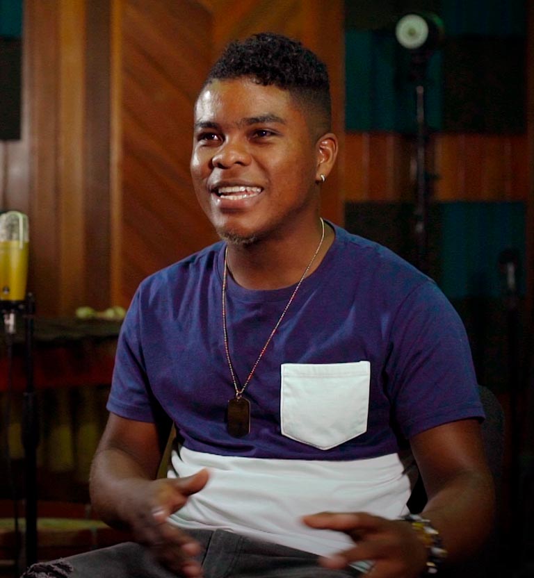 Joven afro, sentado, moviendo sus manos 