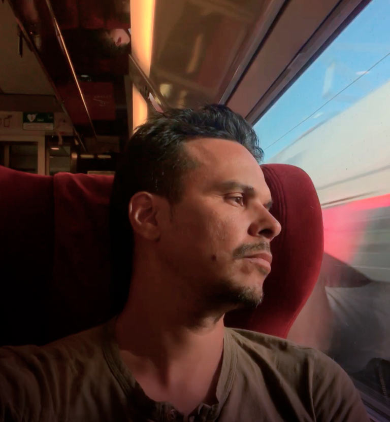 Hombre mirando por la ventana de un tren La paz difunta película documental