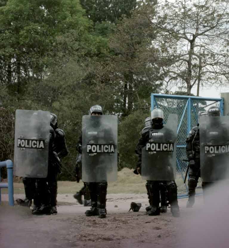 Policía del ESMAD con escudos en la calle durante una manifestación - Mediador, entre todos los fuegos