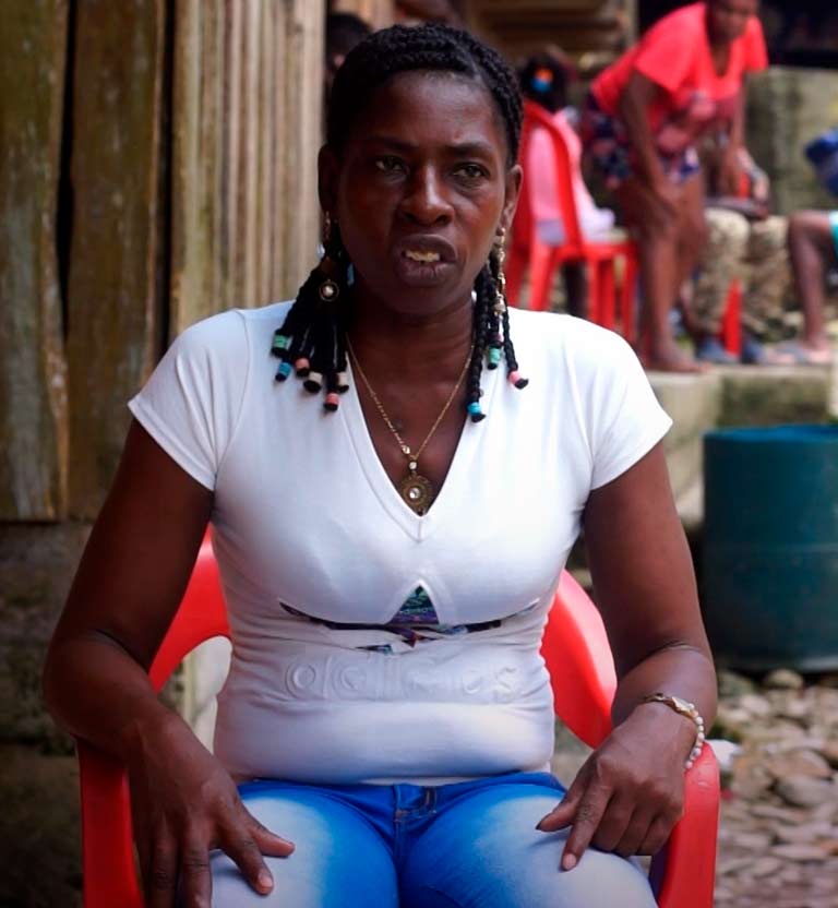 mujer afrodescendiente sentada en una silla 