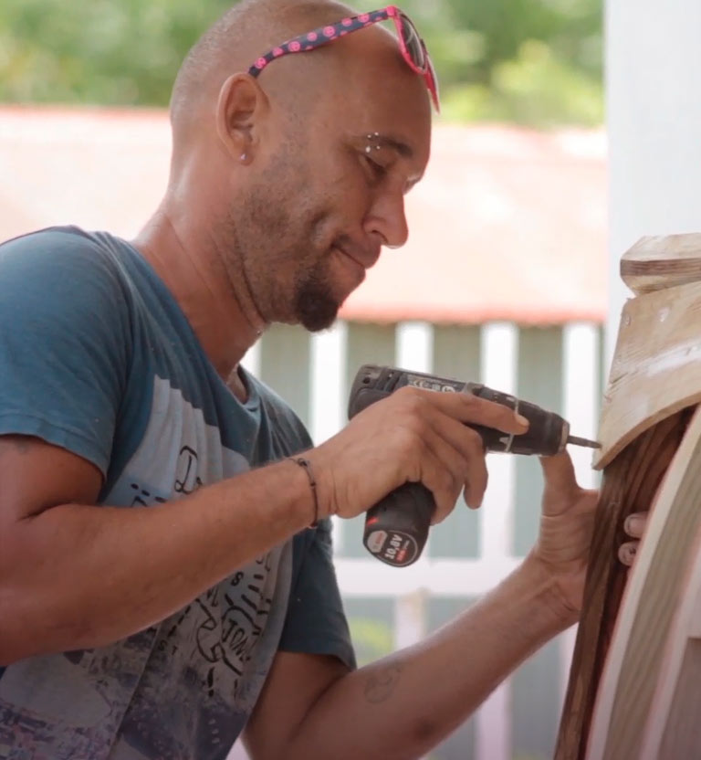 Hombre construyendo un velero artesanal cortometraje documental Sailors