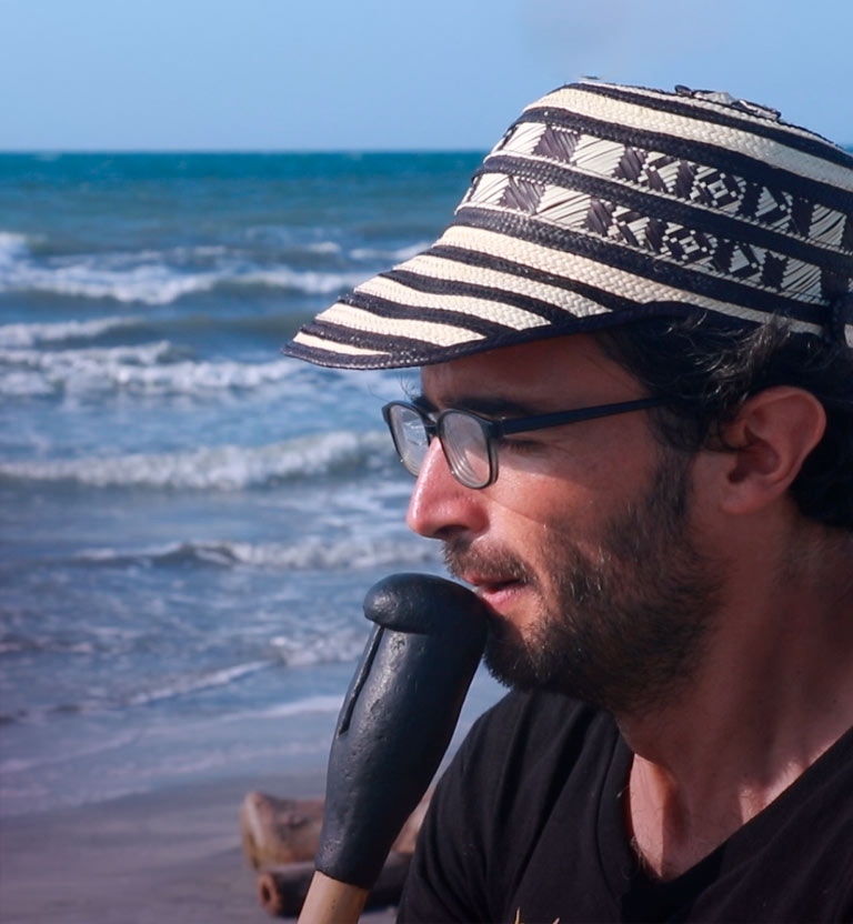 Artista tocando una gaita en la playa A tres Voces documental