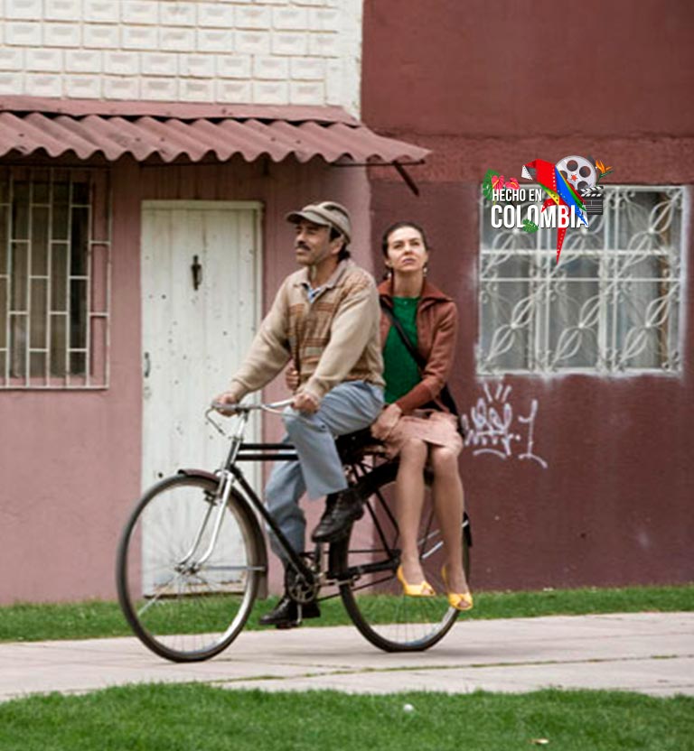 Llevándola en la bici.