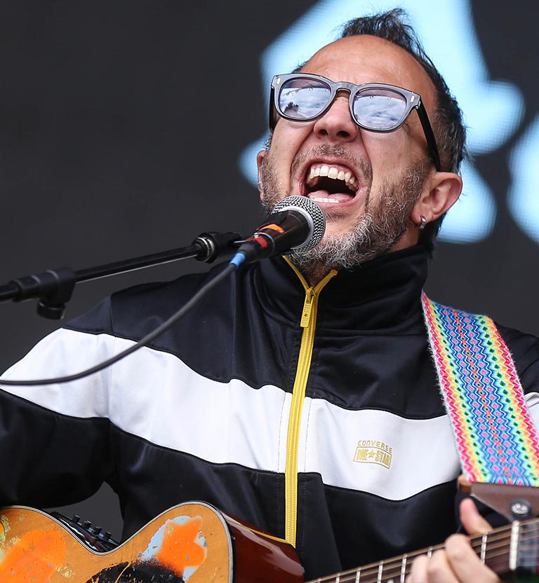 cantante con la guitarra