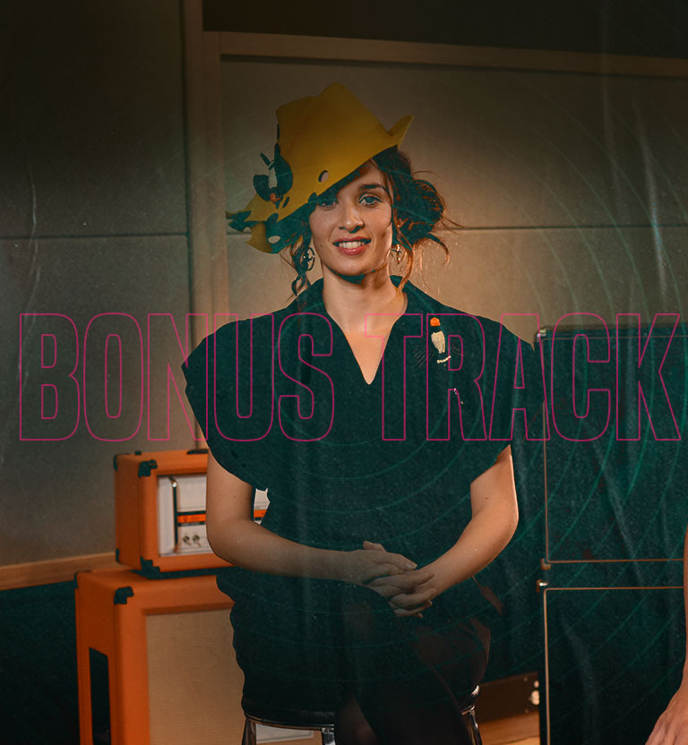 Mujer con sombrero amarillo