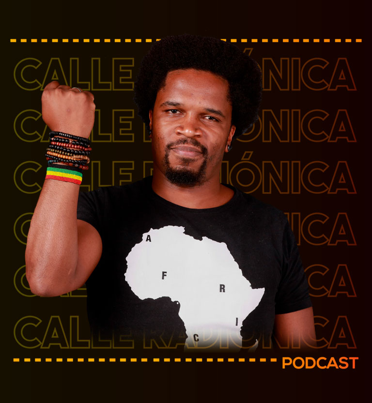 Hombre afro levantando su mano derecha