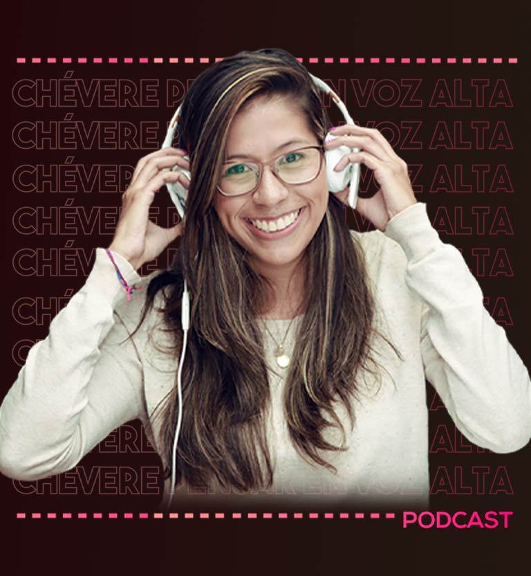 Locutora sonriendo tocando sus audífonos