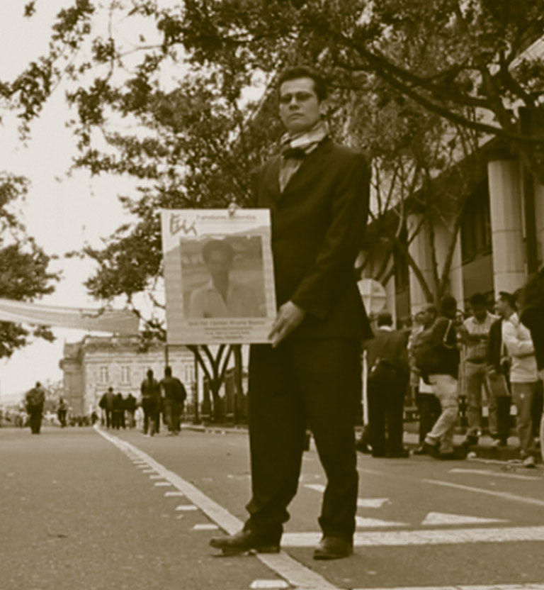 Hombre con un cartel de desaparecido