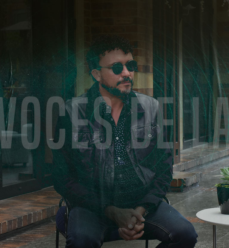 entrevistas en chaqueta de cuero y gafas