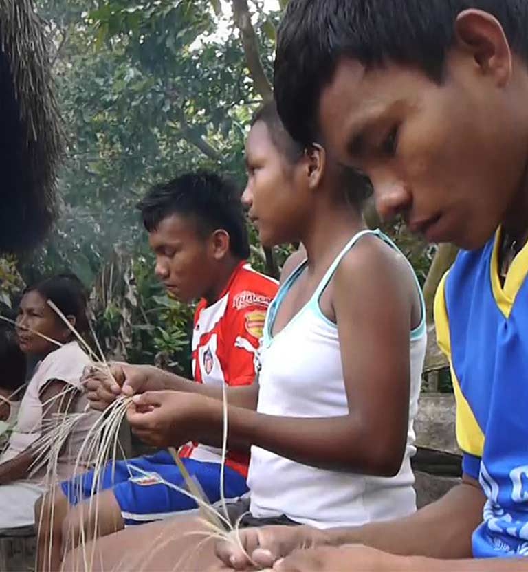 Indígenas Zenú de Tuchín tejiendo móvil