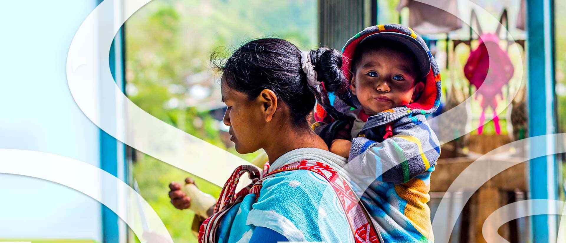 Mujer indígena con su hijo - Alma del sur