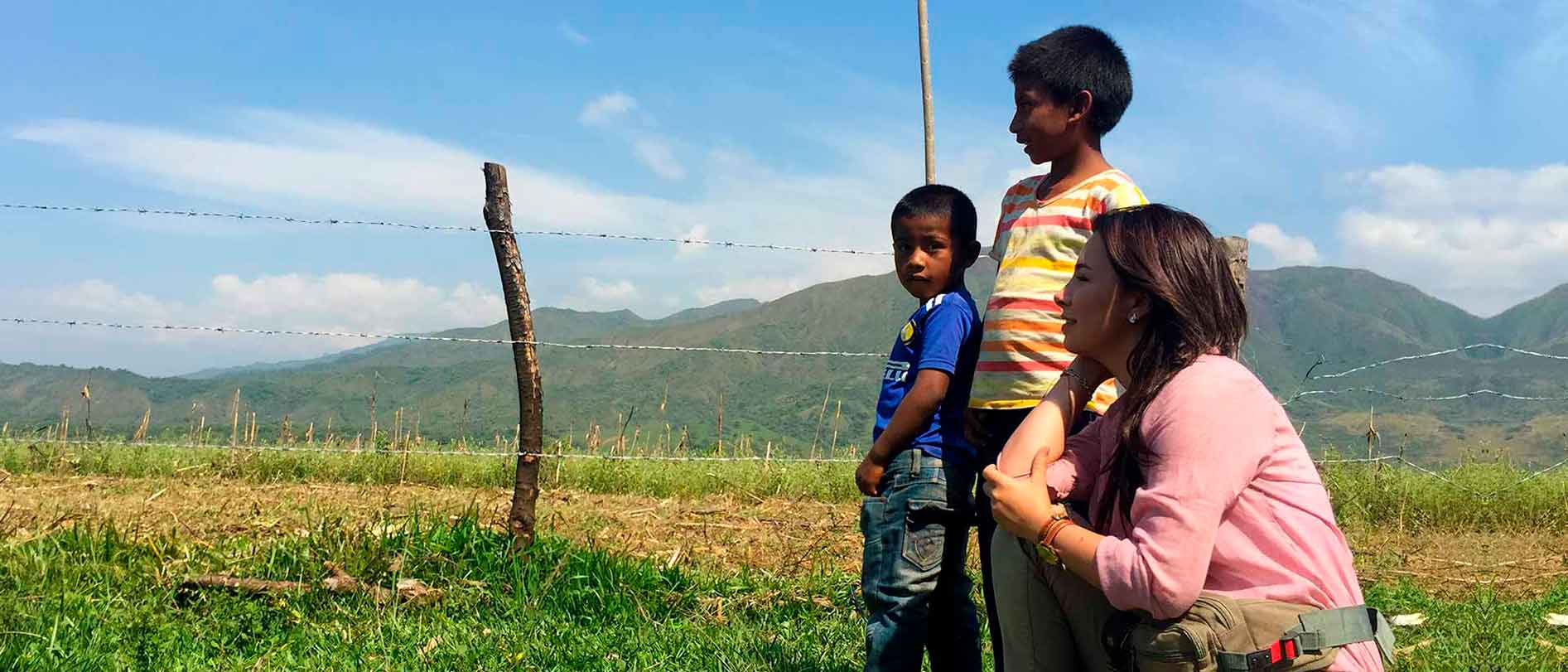 Una mujer y niños en el campo