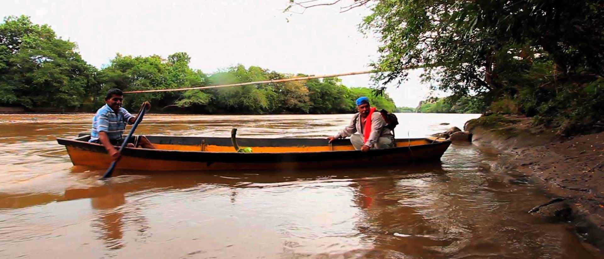 Dos hombres en el Río Magdalena