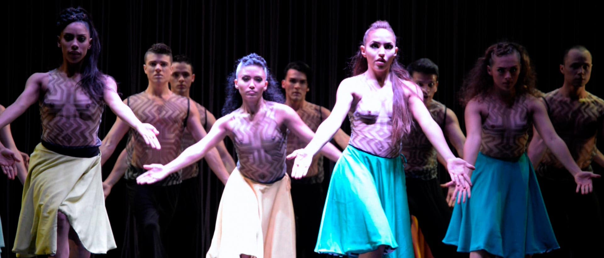 Bailarines de danza colombiana